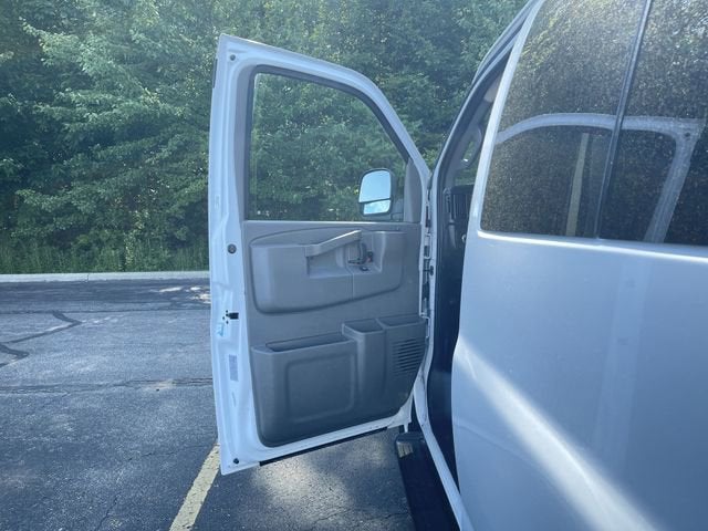 2023 Chevrolet Express Passenger 3500 1LS