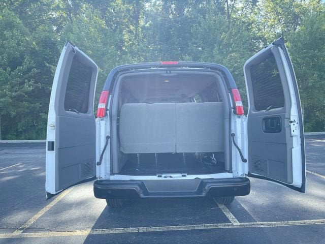 2023 Chevrolet Express Passenger 3500 1LS