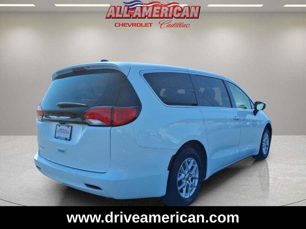 2023 Chrysler Voyager LX