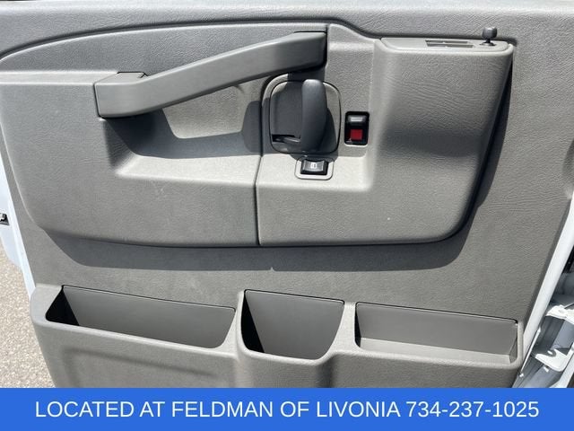 2025 Chevrolet Express Passenger 1LT