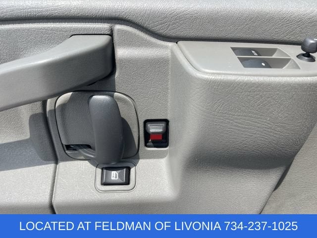 2025 Chevrolet Express Passenger 1LT