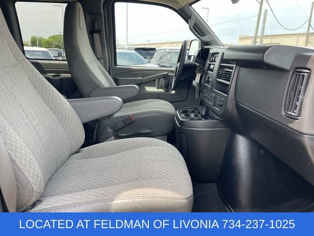 2025 Chevrolet Express Passenger 1LT