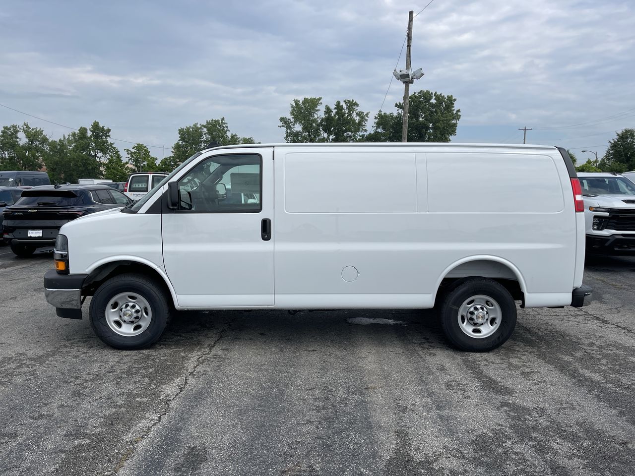2025 Chevrolet Express Cargo WT